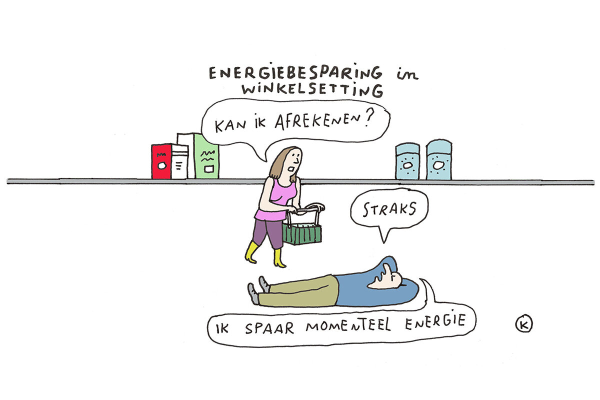 Cartoon van Kamagurka over Energiebesparing in winkelsetting: een klant in een winkel vraagt “Kan ik afrekenen?”, terwijl een medewerker op de grond ligt om energie te besparen en antwoordt “Straks” met daaronder de tekst “Ik spaar momenteel energie”.