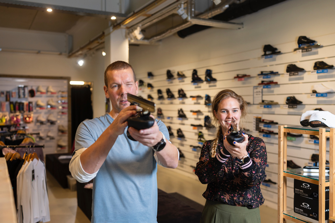 Man en vrouw staan in een winkel en houden beiden schatsen vast