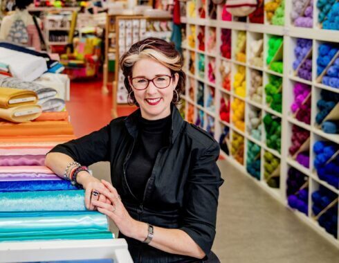 Cover van het magazine Jij & Wij met een portret van een lachende vrouw in een winkelomgeving