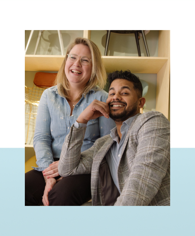 Twee personen zitten samen tussen meubels in een winkel.