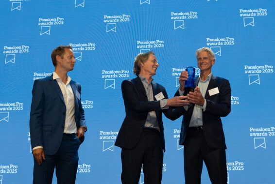 Drie mannen staan op een podium tijdens de Pensioen Pro Awards en houden een trofee vast.