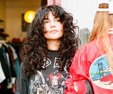 Vrouw in een kledingwinkel.