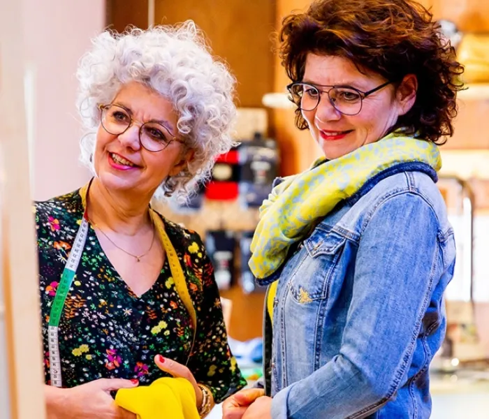 Foto: twee vrouwen in het kledingatelier